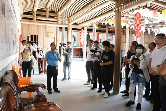 13 振興茶產(chǎn)業(yè) 媒體來助力 廈門市安溪商會組織媒體記者走進(jìn)安溪茶鄉(xiāng)918.png