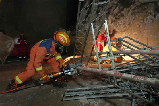 03 渝萬(wàn)高鐵隧道火災(zāi)及坍塌事故 綜合應(yīng)急演練在站前8標(biāo)成功舉行631.png