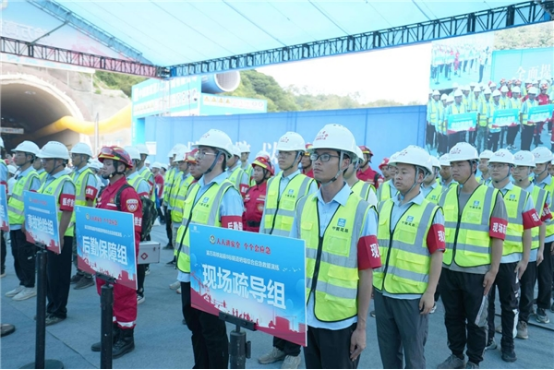 03 渝萬(wàn)高鐵隧道火災(zāi)及坍塌事故 綜合應(yīng)急演練在站前8標(biāo)成功舉行973.png